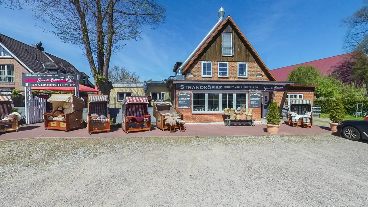 Sea & Ocean Ladenfront in Hemmelsdorf mit Strandkörben, Startpunkt des 360°-Rundgangs