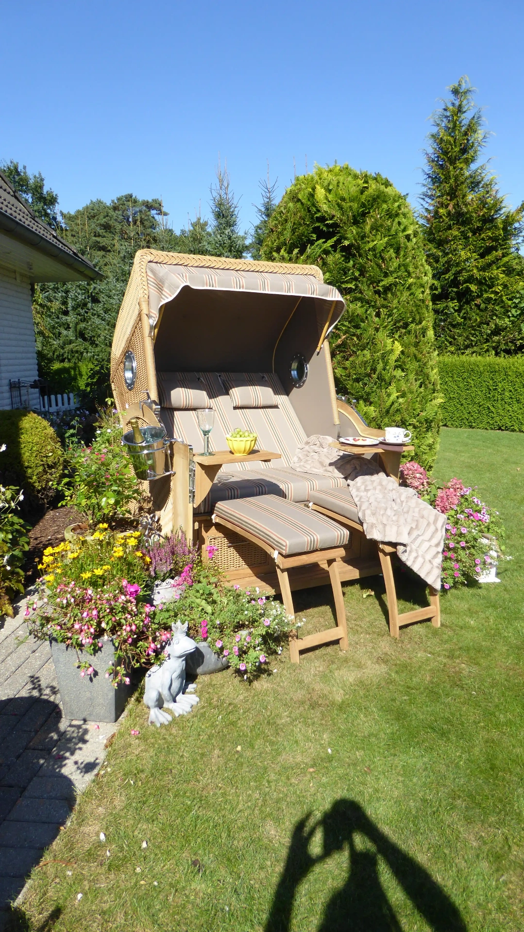 BelGarden Strandkorb im Garten mit Blumen und Sektkühler