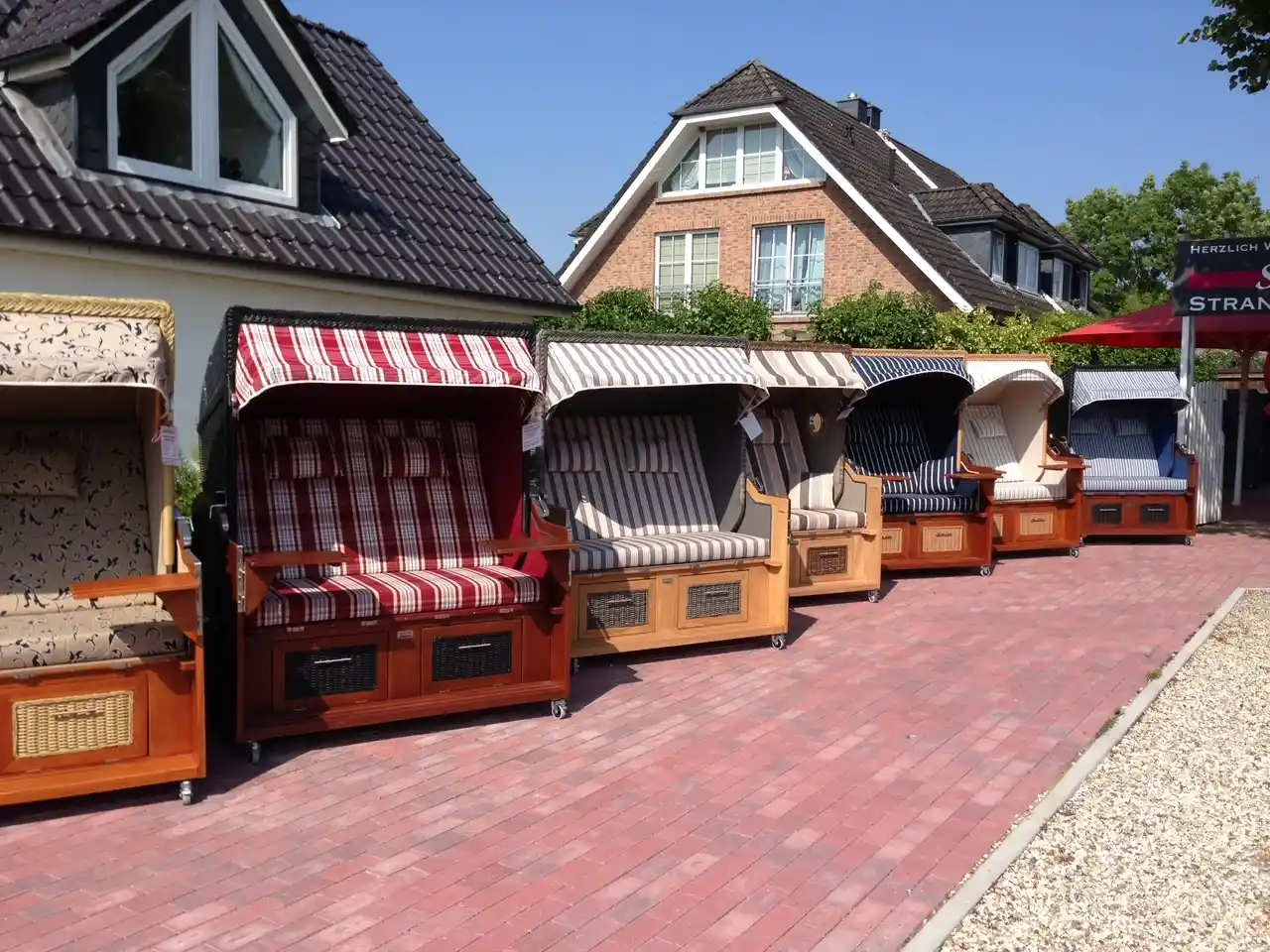 Verschiedene BelGarden Strandkorb-Modelle vor der Sea & Ocean Ladenfront