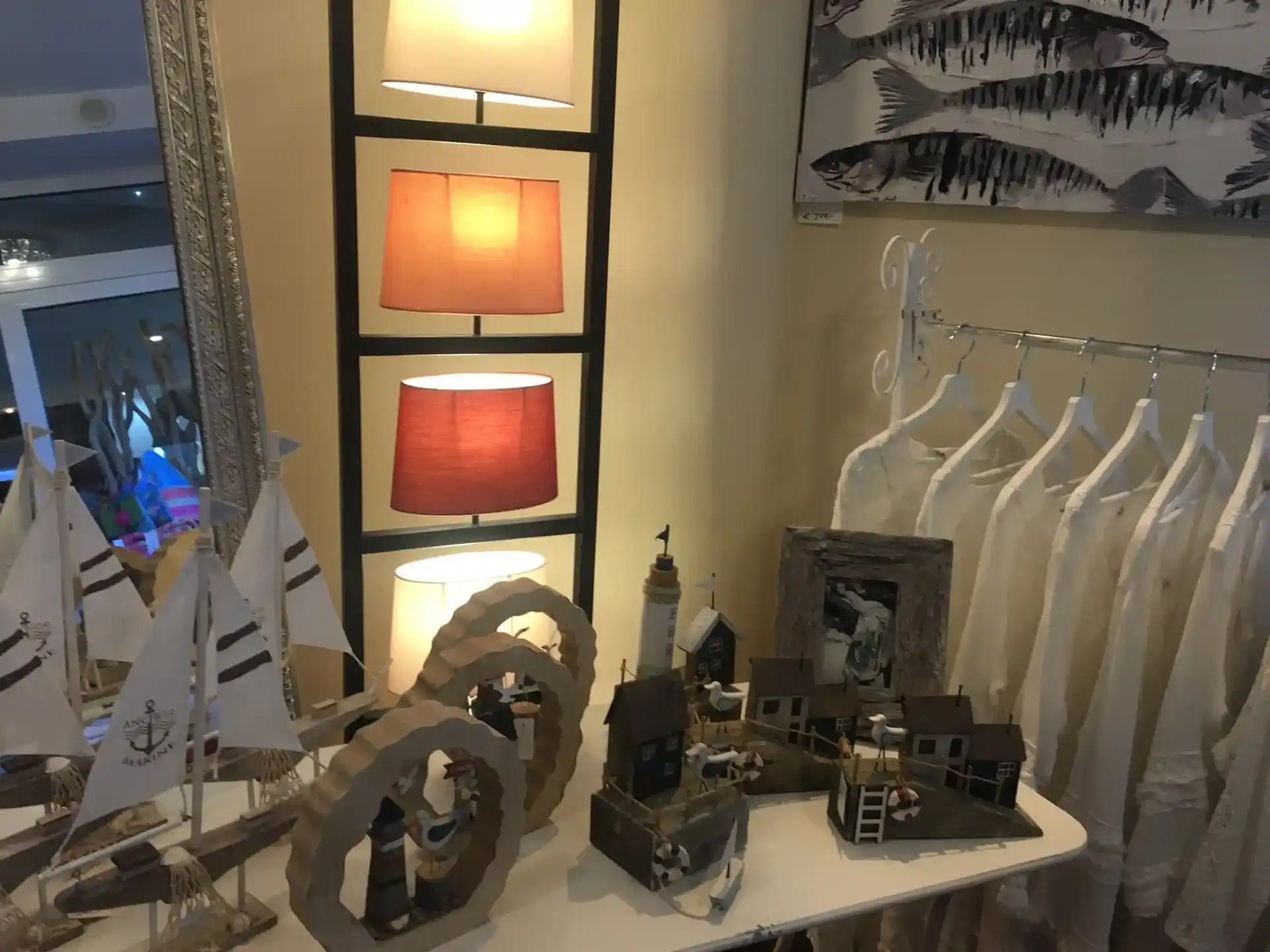 Maritime Lampen, Deko-Segelschiffe und Leinenshirts im Showroom