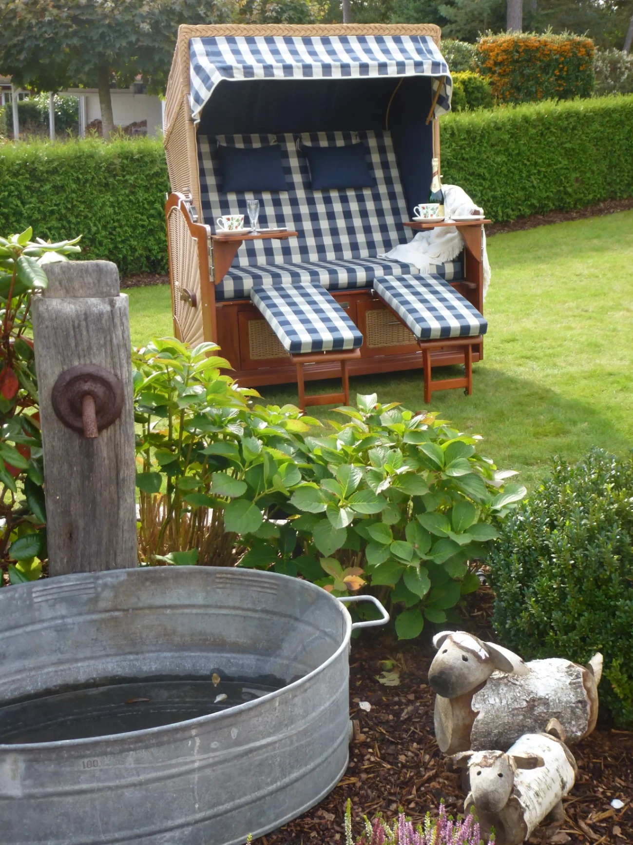 BelGarden XXL Strandkorb blau kariert im Garten