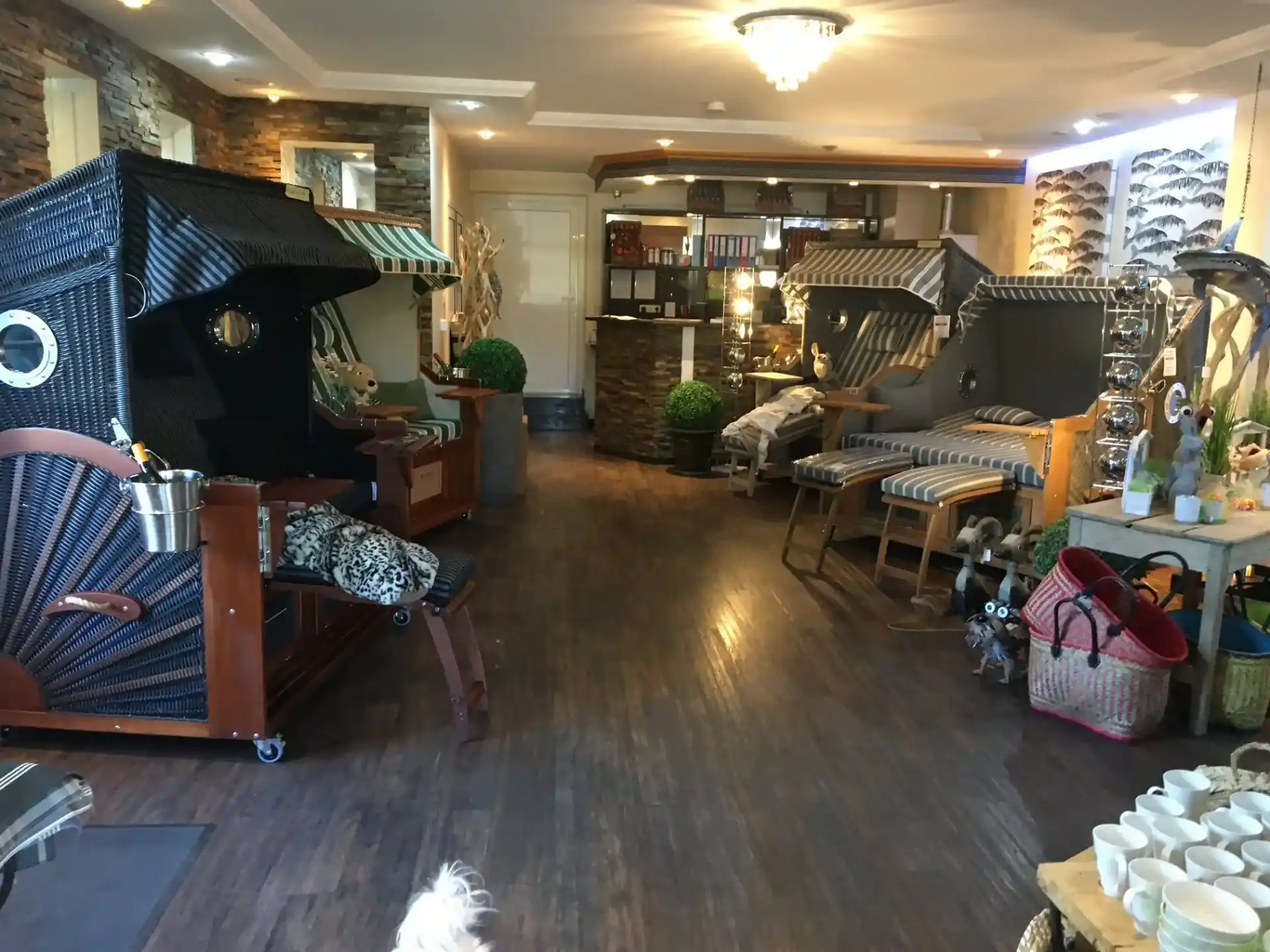 Inneres eines alten Restaurants in Hemmelsdorf, das zu einem Lifestyle-Store umgestaltet wurde