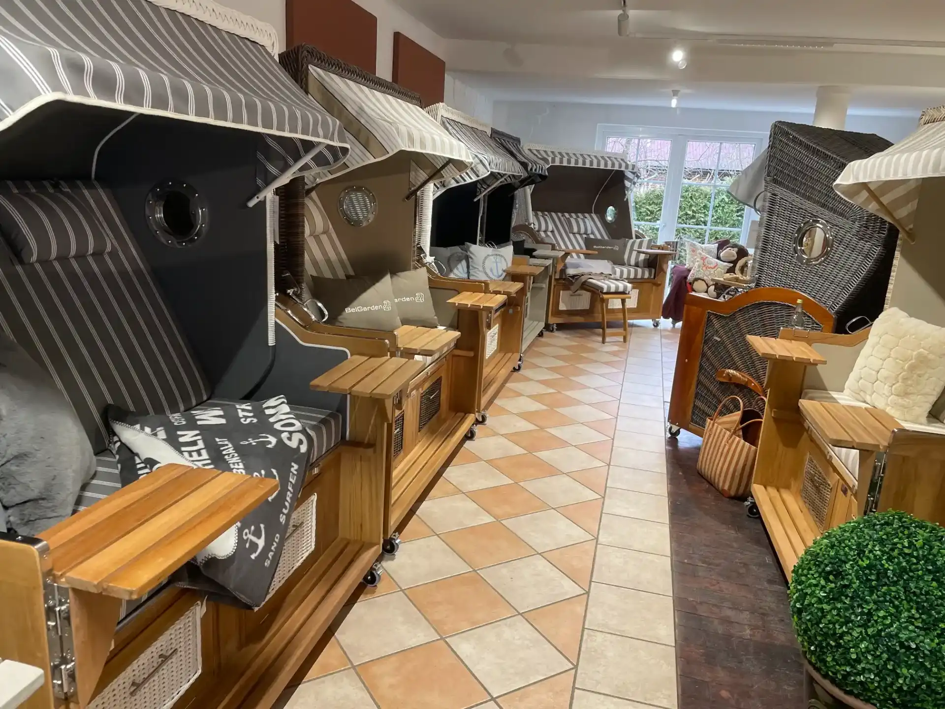 Edle Strandkorb-Reihe mit Teakholz-Details im Innenraum