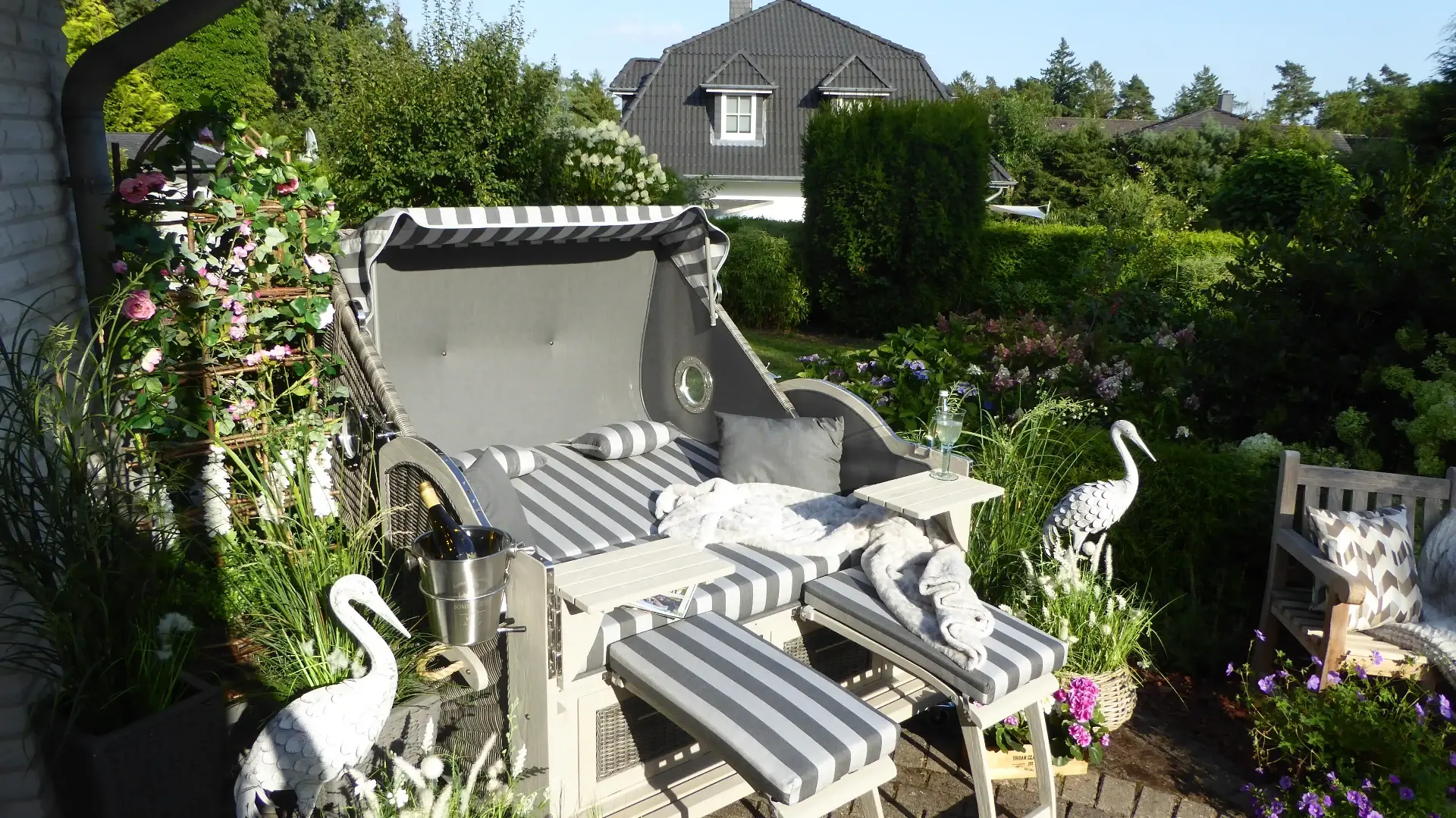 BelGarden Strandkorb mit Sektkühler und Kuscheldecke im Garten